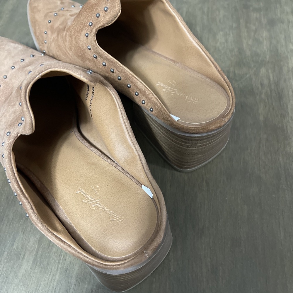 Universal Thread Casual Shoe Boot  Tan Ladies Studded. Slip On. Sz 7.5. Chic - Picture 3 of 5